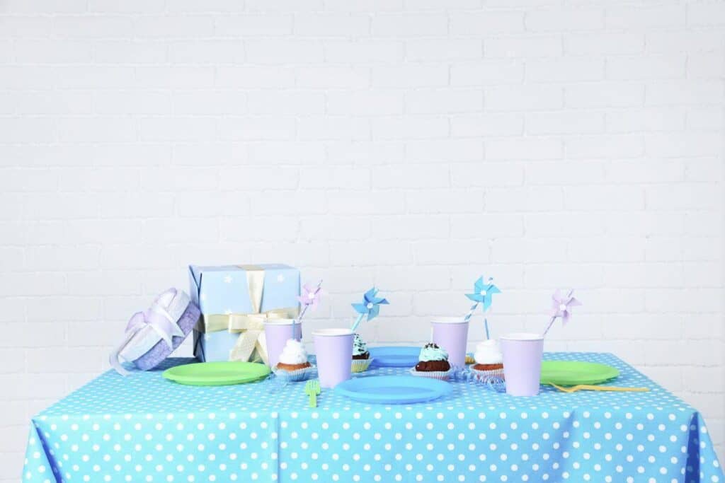 How to Wash Polyester Tablecloths in a Washing Machine